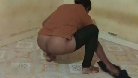 Indian maid aunty showing her ass