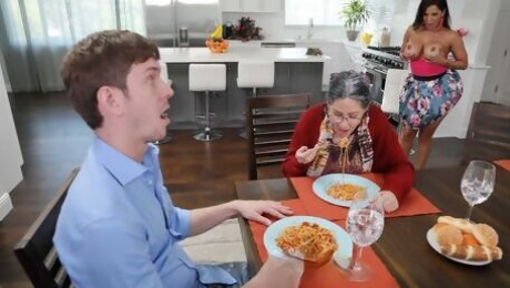 Watch plastic Diamond Kitty's scene