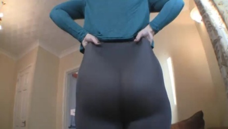 english milf in tight legging